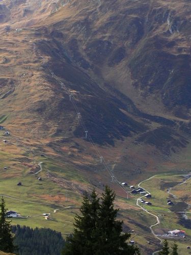 Gesamte Strecke, 21. Oktober 2006 (vom Tgom aus) - kurz zuvor waren aus dem Dorf die ersten drei Sessel bei der Bergstation gesichtet worden!
