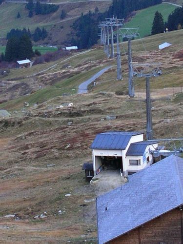 Ausgeräumte Talstation des [url=http://www.jacomet.ch/themen/skilift/album/thumbnails.php?album=24]Skiliftes[/url], Oktober 2006
