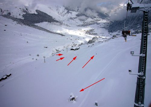 Ein weiterer Zugang: Hier sind die Zapfstationen für Schneekanonen zwischen Milez und der Talstation eingezeichnet - das dürfte auch der Hauptpistenverlauf sein, von Cuolm Val her kommend
