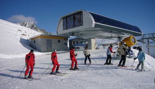 16. Dezember 2006 - da die Bahn nun in Betrieb ist, wird dieses Album hier geschlossen... Mehr Fotos und Videos der Sesselbahn von heute und den folgenden Jahren [url=http://www.jacomet.ch/themen/skilift/album/thumbnails.php?album=148]in diesem Album[/url]!
