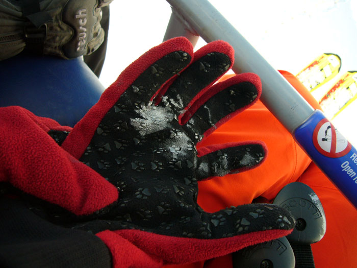 Mist! Schmieröl tropft heute von der Seilklemme auf mehrere SkifahrerInnen... auch auf mich. Die Bahn scheint mich nicht zu mögen?!
