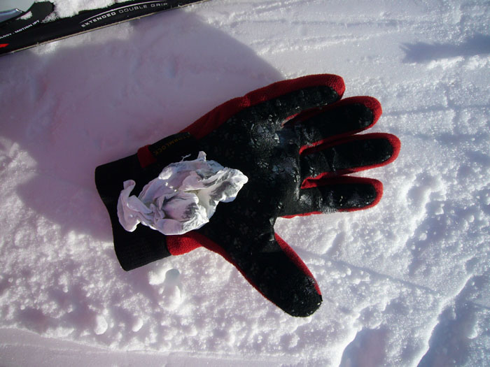 Von den Handschuhen aus verteilte sich alles perfekt ;) 
Nun... die Bergbahnen bezahlen die Reinigung, den Aufwand hab ich aber dennoch, grrr. (Nachtrag eine Woche später: Das Reinigungs-Unternehmen hat die Flecken tatsächlich rausbekommen!)
