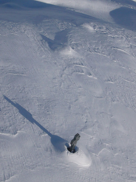 ... und ist bei guten Schneeverhältnissen nicht sichtbar. [url=http://www.jacomet.ch/themen/skilift/album/displayimage.php?album=28&pos=89]Hier ein Sommerbild des Kreuzes aus der Bauphase des Liftes[/url].
