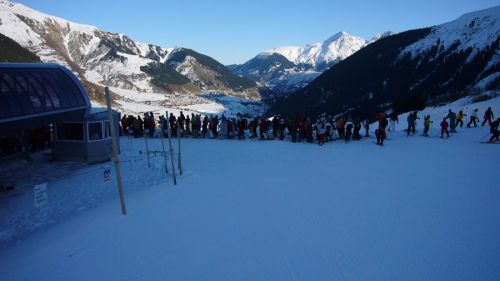 23. Dezember 2006: Die erste grosse Schlange, da der Lift 15 Minuten stillstand - kaum lief er wieder, löste sich die Kolonne innert Minuten auf
