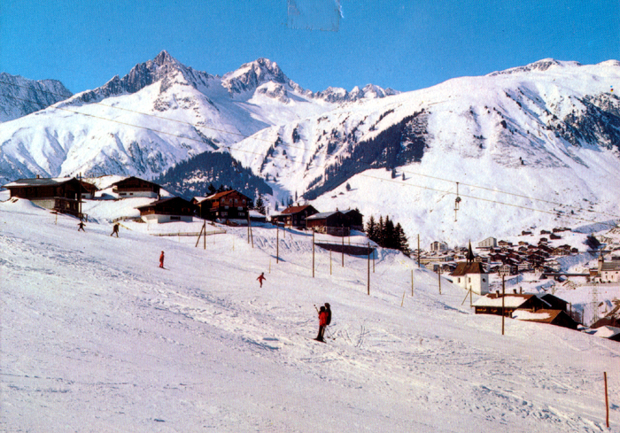 Postkarte, vermutlich 70er-Jahre - [url=http://www.jacomet.ch/themen/skilift/album/displayimage.php?album=70&pos=4]Ein Video vom Skilift Surrein von Weihnachten 1985 ist hier abrufbar[/url] (WMV), eine Youtube-Version [url=https://www.youtube.com/watch?v=emlWHoS0XoQ]hier[/url]  - Der Lift ging vermutlich 1967 in Betrieb, wie anhand der weiter unten dargestellten Dokumente angenommen werden kann. Er wurde 2003 abgerissen, [url=http://www.jacomet.ch/themen/skilift/album/thumbnails.php?album=81]hier sind noch Überreste sichtbar[/url]. Seit 2012 steht an der Stelle der Talstation der Badesee Lag Claus.
