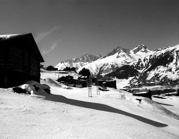 Surrein, Frühling 1976 (Foto: Hans Jacomet). [url=http://www.jacomet.ch/themen/skilift/album/displayimage.php?pos=-2102]laut dem Jahresbericht der Bergbahnen Sedrun 1977[/url] wurde die Konzession 1966 durch die Bergbahnen Sedrun übernommen, man diskutierte danach über die Erschliessung der Anlage von Sedrun aus - und fasste nebst Brücken gar eine Gondelbahn nach Surrein ins Auge! Die Brücke wurde erst 1984 erbaut, bis dahin musste man über die Strasse der Kraftwerke nach Surrein fahren (am Fuss des Tgoms).
