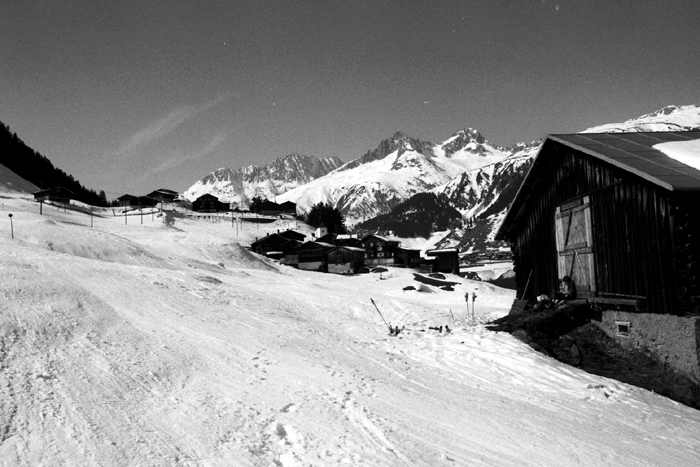 Surrein, Frühling 1976 (Foto: Hans Jacomet) - Mehr zur Geschichte der Skilifte rund um Sedrun findet sich u.a. [url=http://www.snowsport-sedrun.ch/public/de/ueber_uns/10_zeitalter_skilifte.html]in diesem Text[/url] oder [url=http://www.mypage.bluewin.ch/hendry-tarcisi/Andament10.htm]hier auf rätoromanisch[/url]. Ein Video vom März 1998 ist [url=https://www.youtube.com/watch?v=emlWHoS0XoQ]hier abrufbar[/url] - es war wohl einer der letzten Betriebstage.
