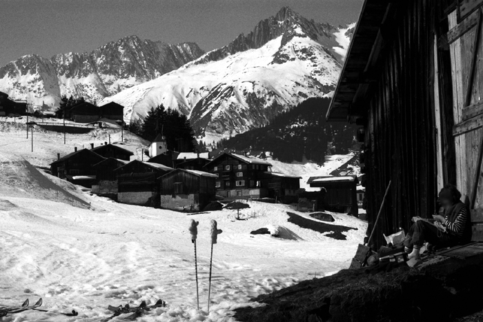 Surrein, Frühling 1976 (Foto: Hans Jacomet). Surrein war der ideale Lift, um kurz drei, vier Fährtli zu machen. Von unserem Haus in Sedrun aus konnte man rasch die Wiese runterfahren und war schon da. Diese Möglichkeit fehlt nun vor allem bei nicht so gutem Wetter sehr, genau so wie die [url=http://www.jacomet.ch/themen/skilift/album/index.php?cat=6]Sesselbahn Cungieri[/url] als Alternative zum Skifahren.

