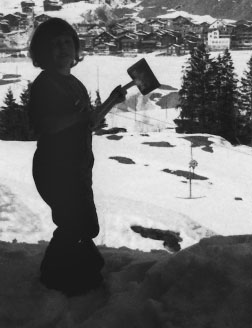 Mit Doppelmayr-Gehänge im Hintergrund. Die Form spricht [url=http://www.jacomet.ch/themen/skilift/album/thumbnails.php?album=89]laut diesen Plänen zwar eher für Oehler[/url], allerdings [url=http://www.jacomet.ch/themen/skilift/album/displayimage.php?pos=-2295]belegt dieses Bild[/url], dass es ein Doppelmayr sein muss, der zum Valtgeva-Lift 1962 geliefert wurde. An der Seilklemme "meines" Surrein-Gehänges ist eine Typenbezeichnung sichtbar (US-50), was auf WSO hindeutete - sich jedoch wohl nur aufs Seil bezog.
