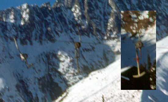 Detail aus dem obigen Bild: Doppelmayr-Gehänge. Ziemlich sicher sind es die [url=http://www.jacomet.ch/themen/skilift/album/thumbnails.php?album=114]zum Valtgevalift - eben ein Doppelmayr - anno 1962[/url] gelieferten Originalgehänge, die 1967 nach Surrein versetzt wurden). Dafür spricht auch, dass [url=http://www.jacomet.ch/themen/skilift/album/displayimage.php?pos=-2158]hier steht[/url], dass die Gehänge keine Anfahrdämpfung haben...

