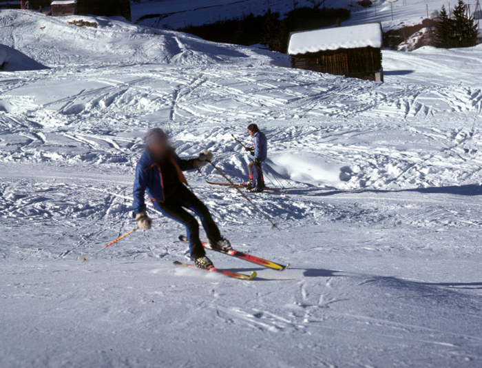 Surrein, Frühling 1976 (Foto: Hans Jacomet) - Ich erinnere mich noch, wie die Holzbügel jeweils mit rotem Isolierband geflickt waren...
