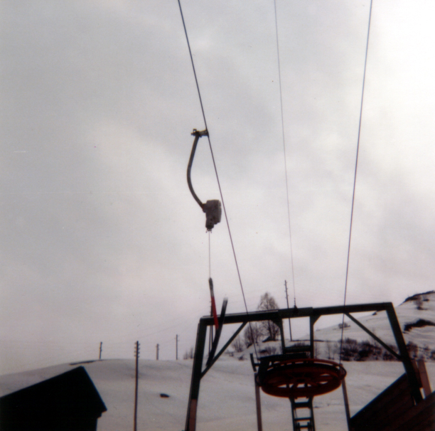 Bergstation Surrein-Lift, März 1983 - [url=http://www.jacomet.ch/themen/skilift/album/displayimage.php?pos=-1360]Ein Video vom Skilift Surrein von Weihnachten 1985 ist hier abrufbar[/url] (WMV, lange Ladezeit) - [url=http://www.jacomet.ch/themen/skilift/album/displayimage.php?pos=-2525]ein Video vom März 1998 hier[/url] (WMV, 8 MB) - dies war wohl einer der letzten Betriebstage.

