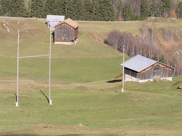 Einziger Hinweis sind die beiden eng beieinander stehenden Pfosten bei der Telefon- oder Stromleitung - da führte der Lift unten durch. Ein Video vom März 1998 [url=http://www.jacomet.ch/themen/skilift/album/displayimage.php?pos=-2525]ist hier abrufbar (WMV, 8 MB)[/url] - dannzumal wurden noch neuere WSO-Gehänge verwendet, vermutlich SL-HN (ev. früher Skilift Val Val und Valtgeva).
