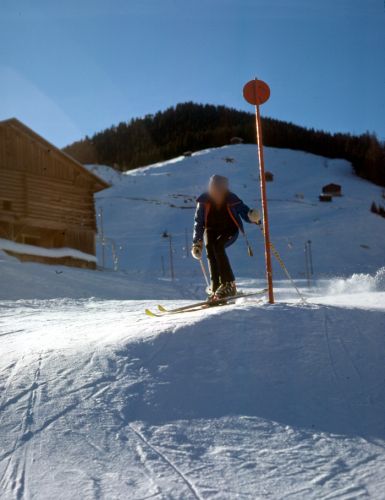 Surrein, Frühling 1976 (Foto: Hans Jacomet). Im Hintergrund sichtbar ist das Gebiet der nie gebauten 2. Sektion.
