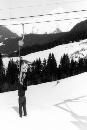 Der Autor im März 1983 in konzentrierter Beschäftigung mit einem WSO-Gehänge SL-9 (die alten Doppelmayr-Gehgänge von 1962 wurden ca. 1981 abgelöst, als vermutlich in Valtgeva die WSO SL-9 frei wurden, da dort wiederum wohl SL-HX aus Milez eingesetzt wurden)
