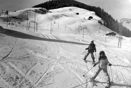 Einer der letzten Betriebswinter des Liftes, Bild aus dem Archiv der Bergbahnen Sedrun, ca. 1995. In der Fahrtenstatistik der Bergbahnen taucht der Lift letztmals im Februar 1995 auf (Jahresbericht 1994/95). Dennoch wurde er offenbar später wieder in Betrieb genommen - ein Video von 1998 [url=http://www.jacomet.ch/themen/skilift/album/displayimage.php?pos=-2525]ist hier abrufbar[/url] (WMV, 8 MB). 
