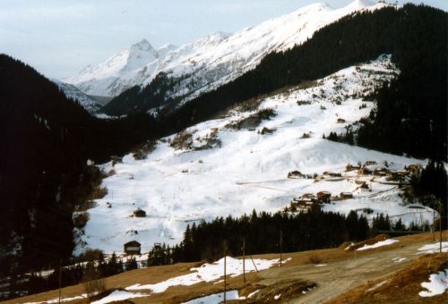 Ende Februar 1998: Der Schattenhang von Surrein einmal mehr als Rettung in einem schneearmen Winter!
