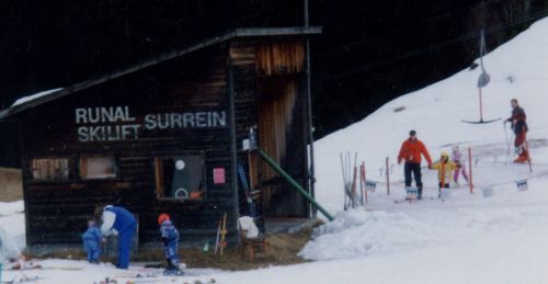28. Februar 1998, Surrein: [url=http://www.jacomet.ch/themen/skilift/album/displayimage.php?&pos=-6748]Valtgeva steht still[/url] - Surrein ist die Rettung!

