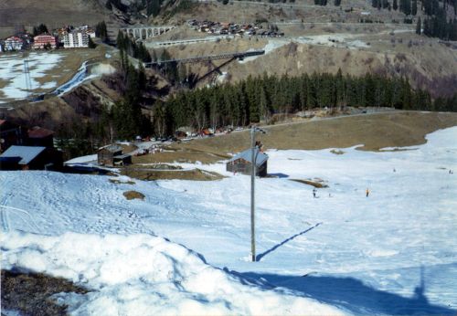 28. Februar 1998 - [url=http://www.jacomet.ch/themen/skilift/album/displayimage.php?pos=-2525]ein Video von Anfang März 1998 aus Surrein ist hier abrufbar[/url]
