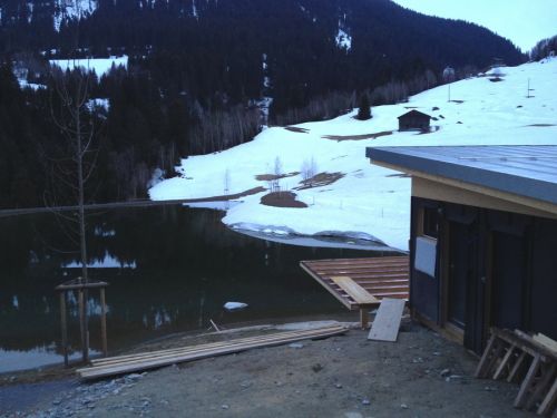 Die Talstation des Surrein-Liftes lag mitten im neuen, mit NEAT-Aushubmaterial modellierten Sees "Lag Claus" in Surrein (Stand 10. April 2012)
