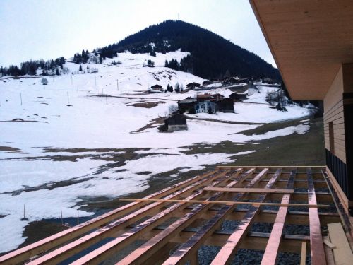 Gebäude beim Lag Claus in Surrein, alte Lifttrasse links, 10. April 2012
