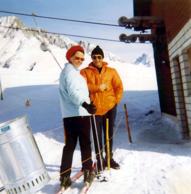 ca. 1971, im Hintergrund [url=http://www.jacomet.ch/themen/skilift/album/thumbnails.php?album=52]SL9-Gehänge[/url] mit Holzsitz
