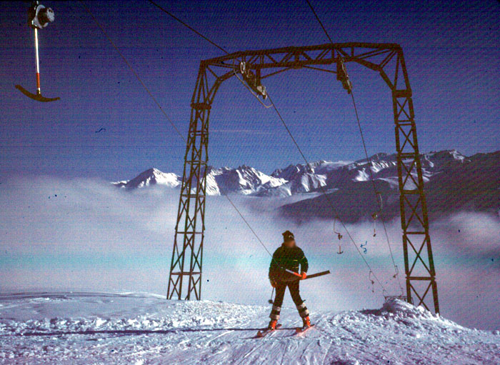 Der Autor dieser Zeilen beim Abbügeln, Weihnachten 1983 (man beachte die [url=http://www.jacomet.ch/themen/skilift/album/thumbnails.php?album=53]Hydro-Gehänge WSO SL-9H oder SL-12H[/url])
