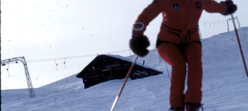 In der Liftmitte, 1971 - noch mit WSO-Gehängen (vermutlich SL-10) mit Holzsitzen (Foto: Hans Jacomet) - Videos u.a. mit dem Skilift Tegia Gronda sind hier abrufbar: [url=http://www.jacomet.ch/themen/skilift/album/displayimage.php?pos=-1341]Weihnachten 1983[/url], [url=http://www.jacomet.ch/themen/skilift/album/displayimage.php?pos=-1361]Ostern 1984[/url], [url=http://www.jacomet.ch/themen/skilift/album/displayimage.php?pos=-1342]April 2003[/url] (lange Ladezeit!)

