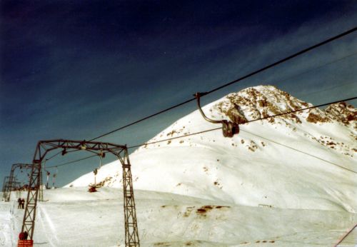 Bei der Talstation, Weihnachten 1983 - [url=http://www.jacomet.ch/themen/skilift/album/displayimage.php?album=70&pos=0]Ein WMV-Video von diesem Tag ist hier abrufbar[/url]
