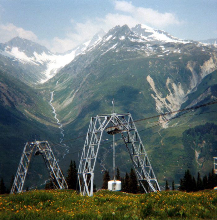 Tgom, Sommer 1983, noch unbemalte Stützen 2 und 3 (neben dem Bild im Fotoalbum stand "Habegger" - und das stimmte sogar, die Bahn wurde 1957/58 gebaut und sie ist seit 2011 auch [url=http://www.seilbahninventar.ch/objekt.php?objid=41047&lang=de]im Schweizer Seilbahn-Inventar[/url] als "von nationalen Bedeutung" eingetragen)

