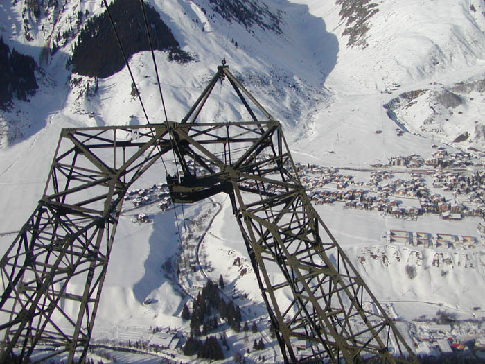 Der schräge Mast "live" im Februar 2004 (Foto: [url=http://lucas.jacomet.com]Lucas Jacomet[/url]) - [url=http://www.youtube.com/watch?v=cc1njzmSpBk]HD-Video einer Fahrt mit der Bahn hier[/url] 
