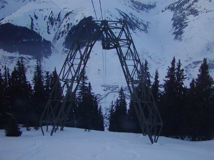 Februar 2004 (Foto: Lucas Jacomet) - [url=http://lucas.jacomet.com/fotos/pano/ruerasgross.jpg]Panoramafoto vom Tgom hier[/url]

