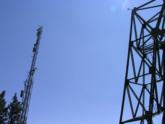 Sendemast und Stütze 2: Ähnliche Architektur
