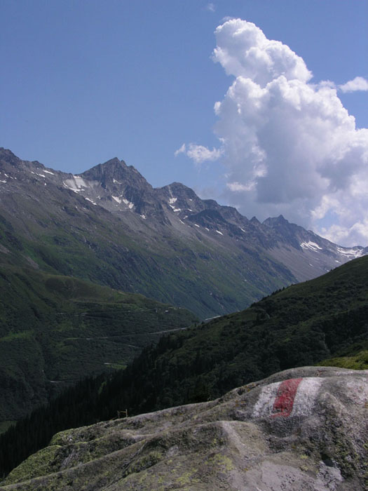 Aussicht nach Nalps, die stolze Pyramide des Piz Vatgira
