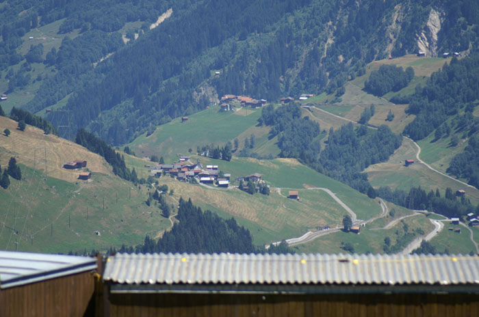 Im Hintergrund mein Ur-Heimatort, wo mein Grossonkel heute noch Bauer ist: Mompé Medel bei Disentis (im Vordergrund Mompé Tujetsch)
