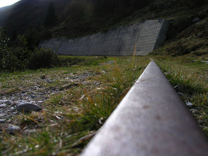 Alte Schienen vom Tgom zum Eingang des Wasserschlosses der Kraftwerke Vorderrhein im Val Nalps
