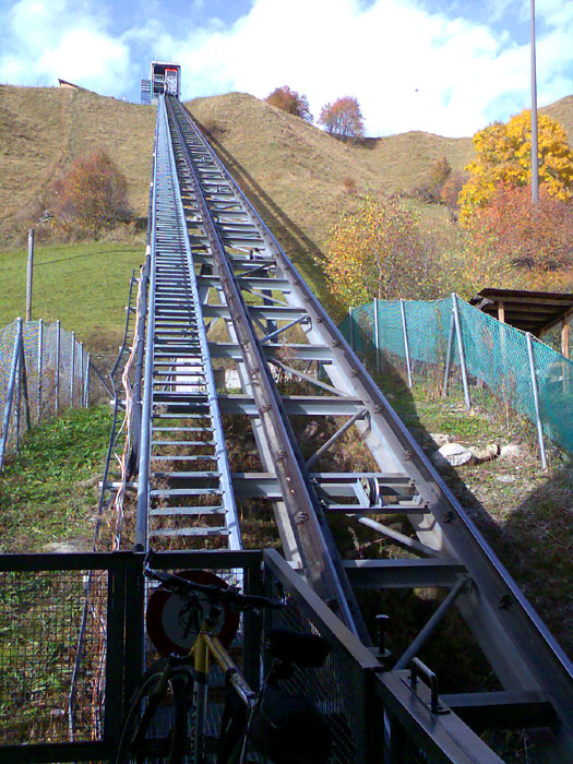 Standseilbahn vom Bauplatz nach Sedrun der Alp Transit AG (NEAT), Oktober 2008 (auch fürs Publikum offen)
