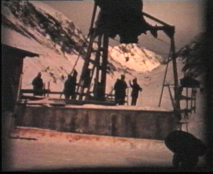 Talstation 1. Lift Valtgeva oberhalb Bahnhof Sedrun (1962, tech. Angaben siehe oben), Ausschnitt aus Super-8-Video der Familie Engel, 1968 - [url=http://www.jacomet.ch/themen/skilift/album/displayimage.php?pos=-4715]Diese Aufnahmen aus Milez, Cungieri und Valtgeva 1968-75 sind hier als WMV-Film (16 MB) abrufbar[/url]

