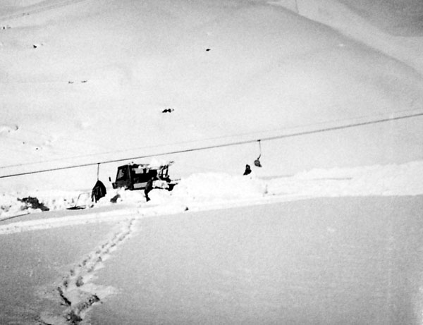 Vermutlich der grosse Schnee von Ostern 1975: Ausgraben des Skiliftes Strem
