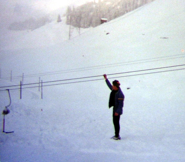 Vermutlich der grosse Schnee von Ostern 1975: Ausgraben des Skiliftes Strem
