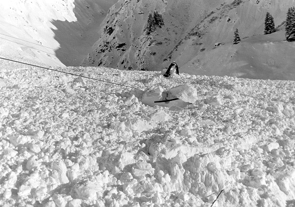 Eine Lawine zerstört Teile des Skiliftes Drun (ca. 1979, Quelle: Archiv Bergbahnen Sedrun)
