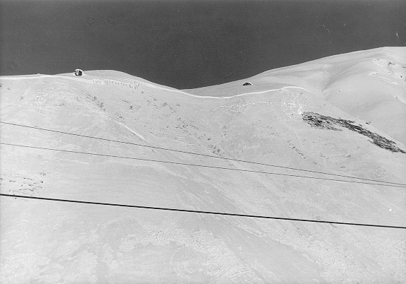 Eine Lawine zerstört Teile des Skiliftes Drun, Abrisskante im Gebiet Drun (ca. 1979, Quelle: Archiv Bergbahnen Sedrun)
