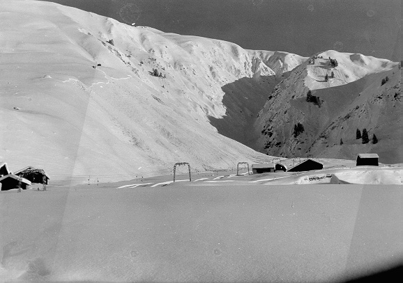 Eine Lawine zerstört Teile des Skiliftes Drun (ca. 1979, Quelle: Archiv Bergbahnen Sedrun)
