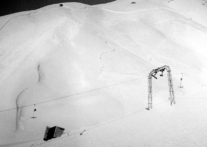 Eine Lawine zerstört Teile des Skiliftes Drun, hier bei der Bergstation (ca. 1979, Quelle: Archiv Bergbahnen Sedrun)
