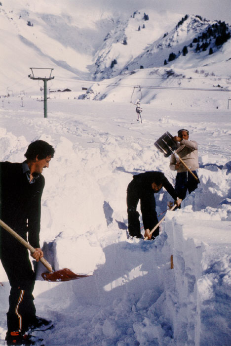 ... in Valtgeva müssen die Skilifte ausgegraben werden...
