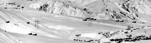 Ausschnitt aus einer Postkarte Dieni-Sedrun, aufgrund der Gebäude ca. 1969, [url=http://www.seilbahnbilder.ch]Archiv D. Sepulcri[/url]
