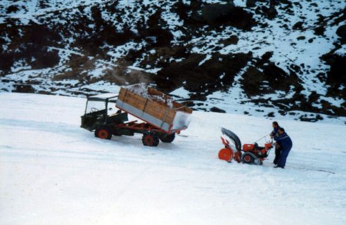 Februar 1996: Schon wieder ist Handarbeit gefragt
