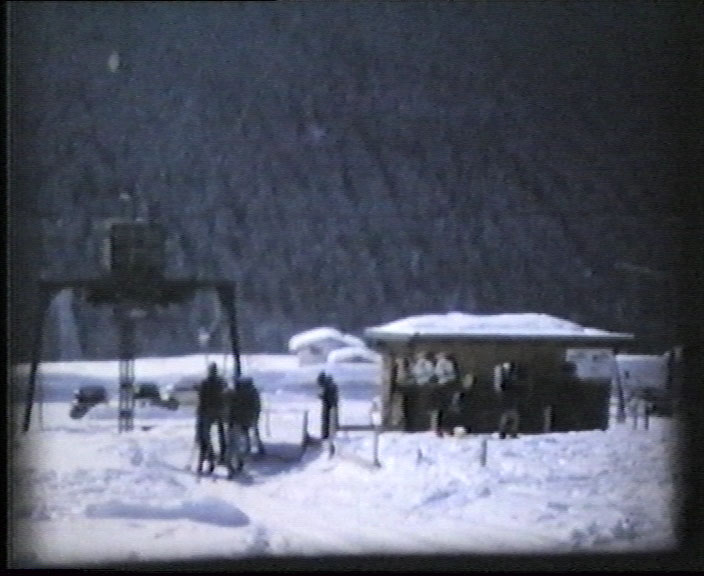 Talstation, neu mit WSO-SL7-Gehängen, Ausschnitt aus Super-8-Video der Familie Engel, 1968 ([url=http://www.jacomet.ch/themen/skilift/album/thumbnails.php?album=114]mehr Bilder von früher sowie Dokumente, Pläne und Verträge sind hier abrufbar[/url])
