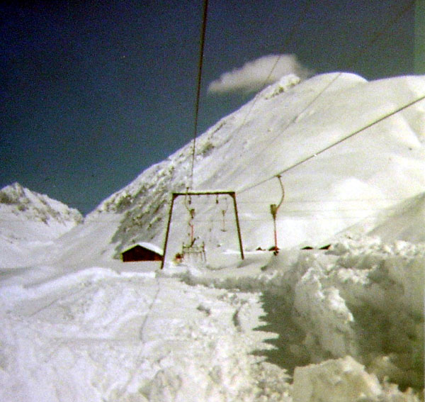 Vermutlich der grosse Schnee von Ostern 1975, undatierte Aufnahme aus dem Archiv der Bergbahnen Sedrun
