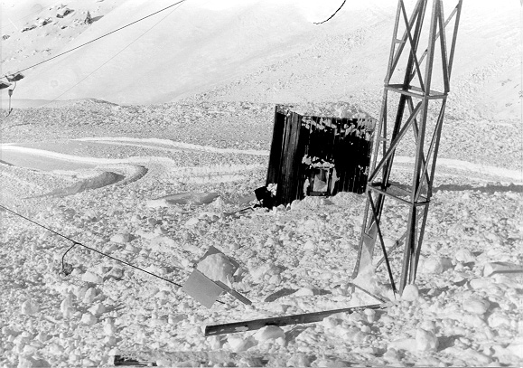 Eine Lawine zerstört Teile des Skiliftes Drun (ca. 1979, Quelle: Archiv Bergbahnen Sedrun)
